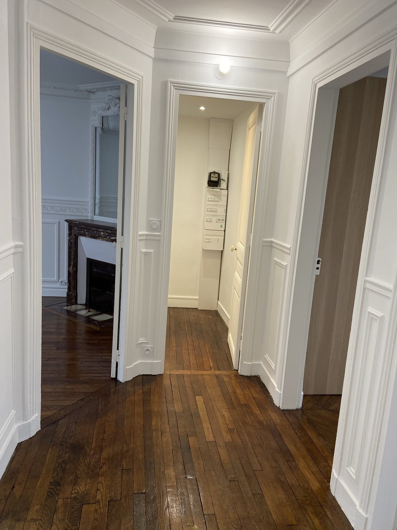 Enfilade de portes moulurées