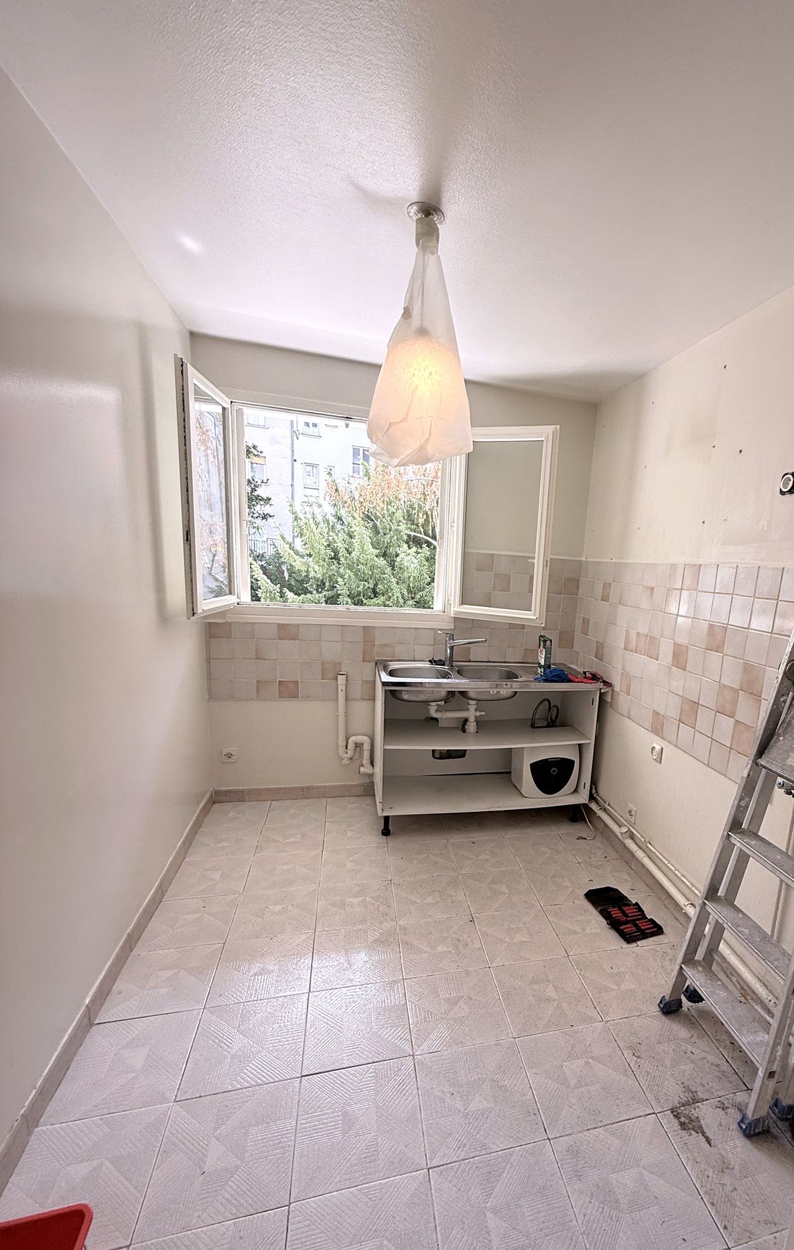 Ancienne cuisine, carrelage collé sur dalle, faïence rose