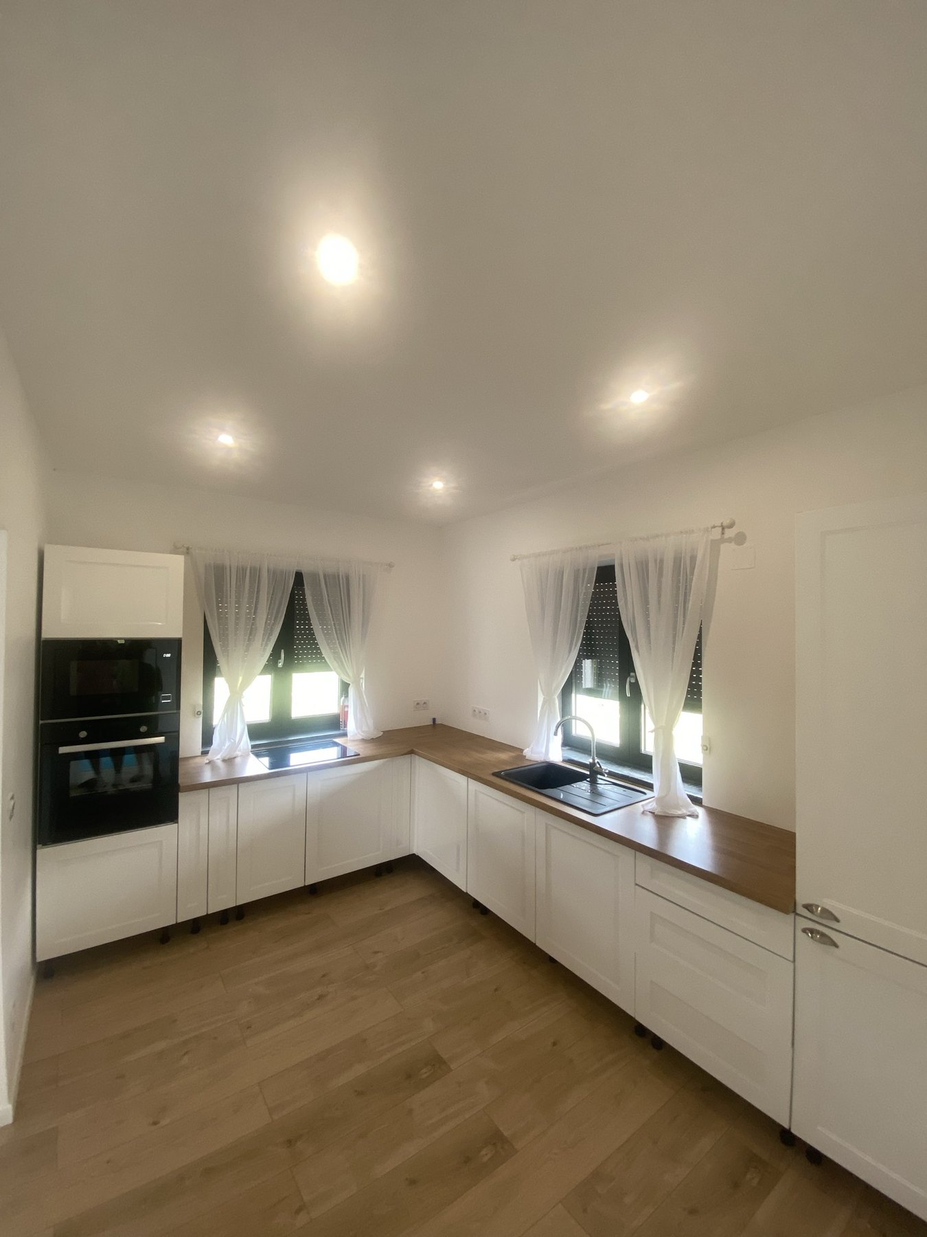 Cuisine en L blanche et plan bois