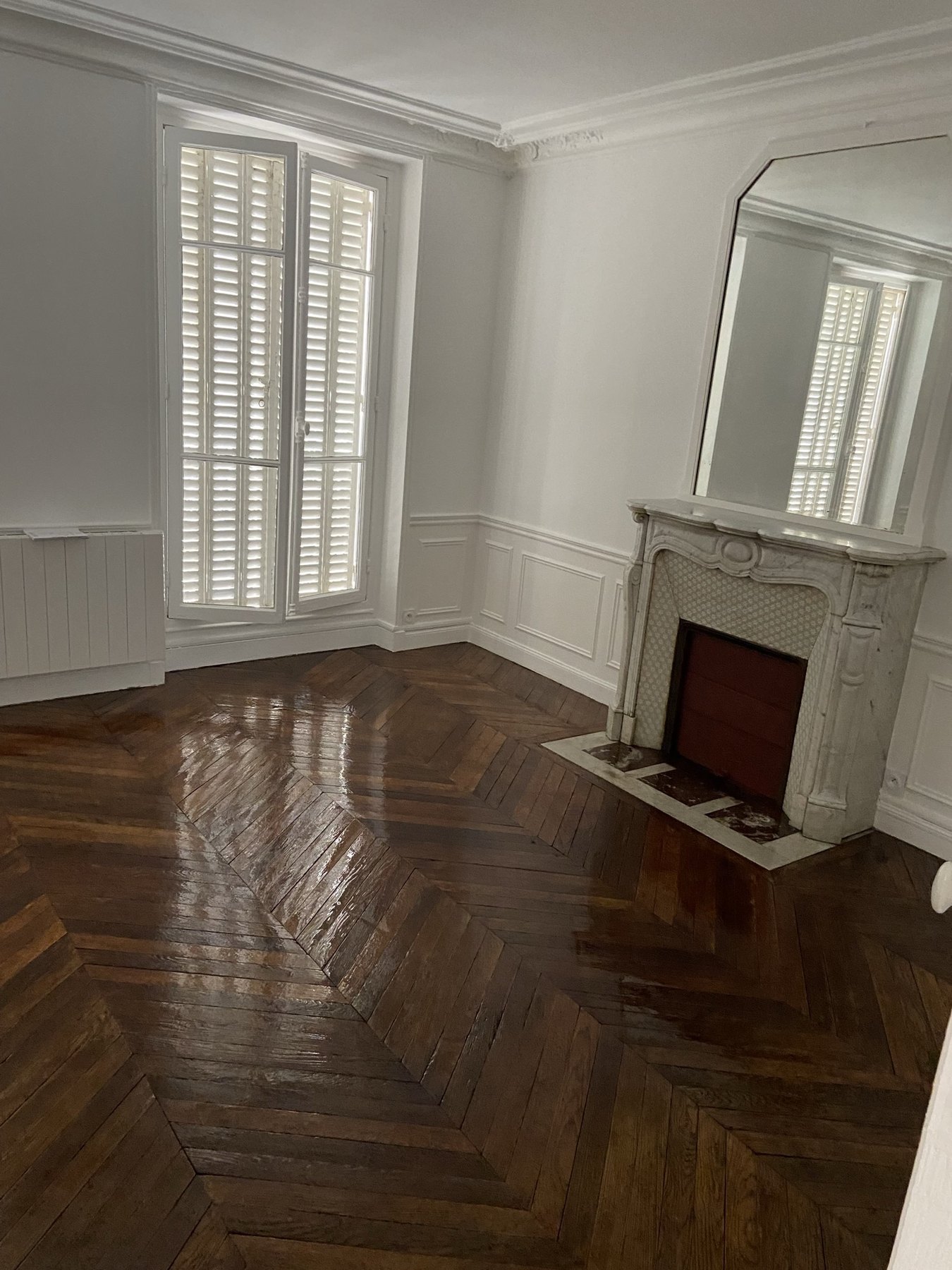 Salon haussmannien, parquet point de Hongrie et cheminée