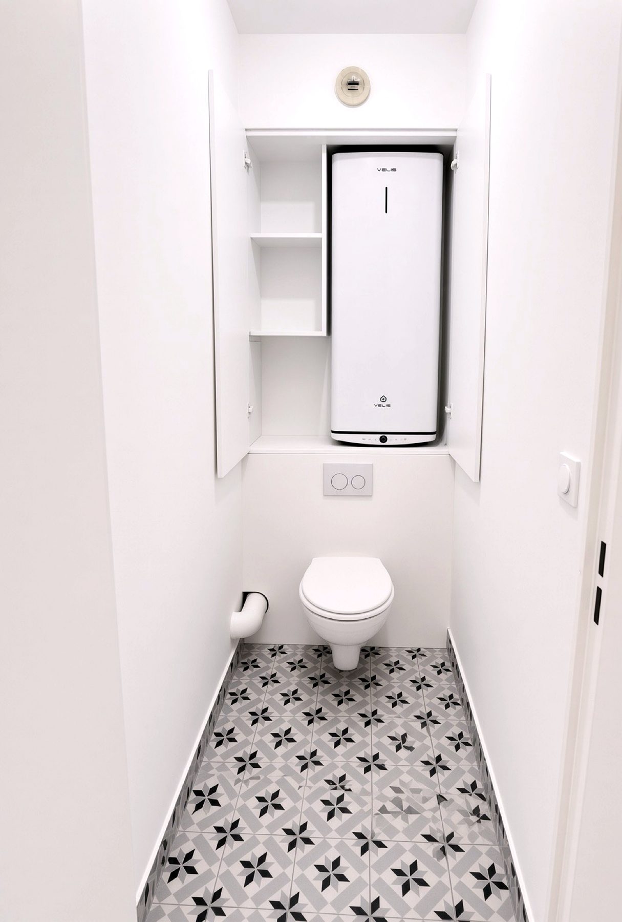 WC suspendu avec ballon Ariston Velis extra-plat dans le meuble